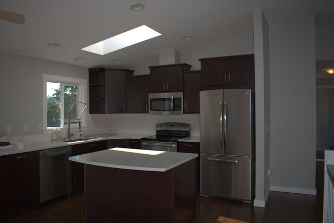 Building Photo - OPEN HOUSE SATURDAY 5/3/25 FROM 1:00-3:00 ...