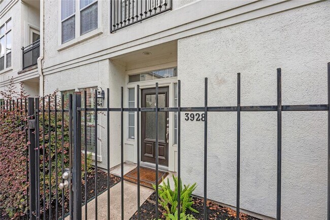 Building Photo - 3928 Blossom St
