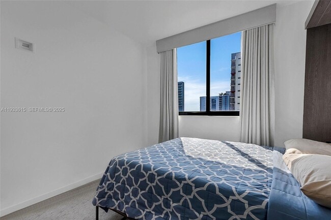 Building Photo - 999 SW 1st Ave