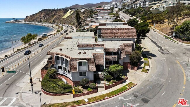 Building Photo - 18000 Coastline Dr