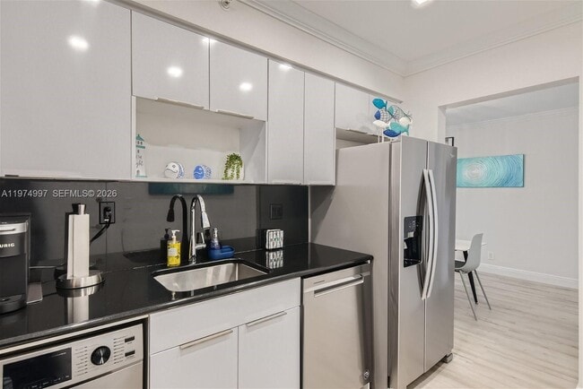 Building Photo - 2501 S Ocean Dr