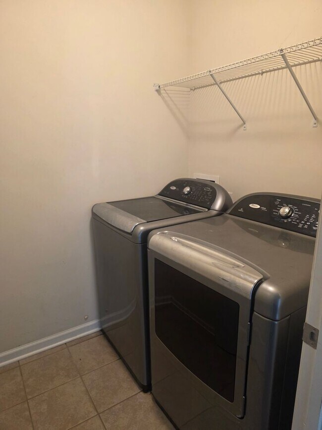 Building Photo - Nice 3 bedroom, 2 bath home with 2 car gar...