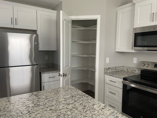 Building Photo - 4 bedroom 2.5 bath - Blue Springs