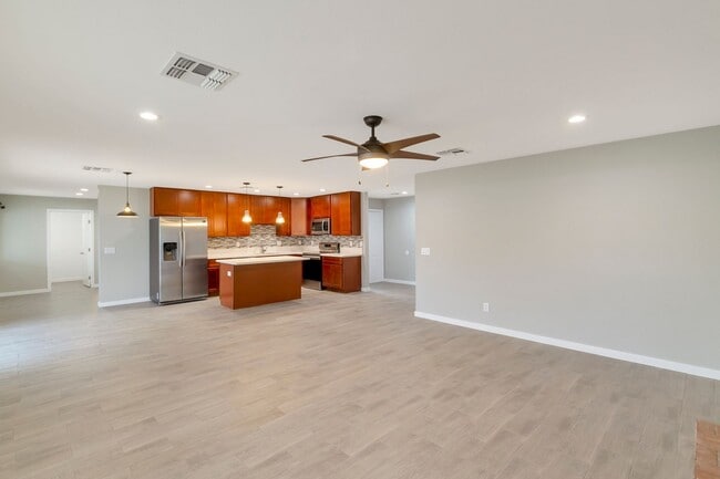 Building Photo - Prime ASU-Area Property: 6-Bedroom Pool Home with 2-Car Garage