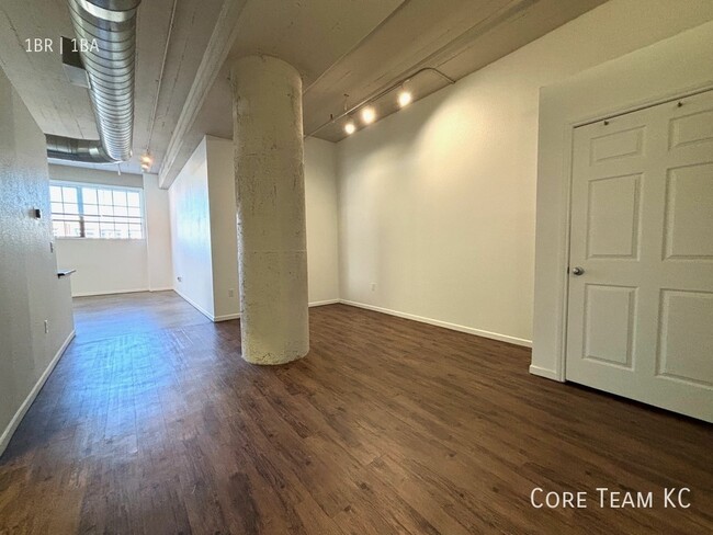 Building Photo - Large 1 Bedroom Loft Downtown