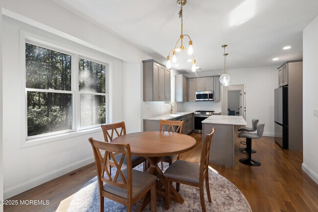 Building Photo - 1561 Scranton Ave