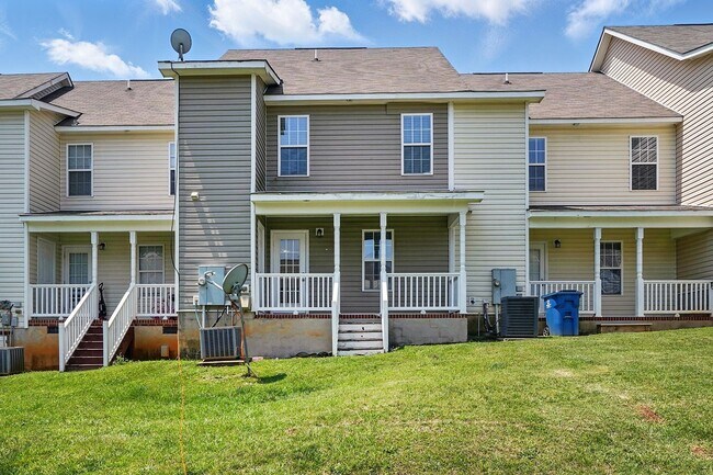 Building Photo - GREAT TOWNHOME- Come see it today!