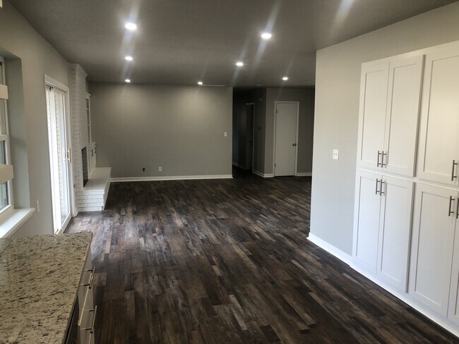 Building Photo - 2209 Iowa St