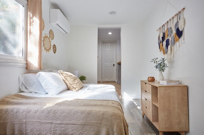 Building Photo - 1053 N Eastman Ave