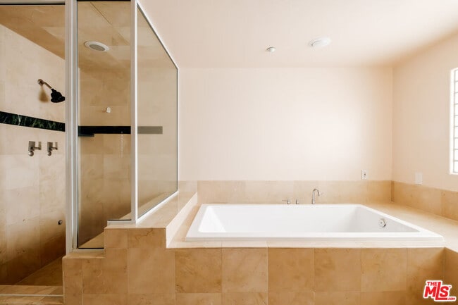 Building Photo - 2030 S Bentley Ave