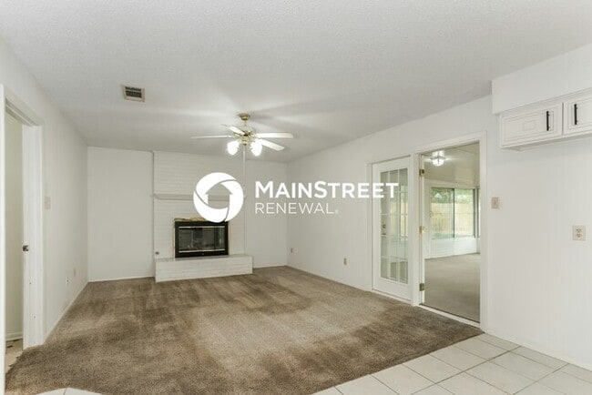 Building Photo - 3 Bedroom Pet-Friendly Home in FORT WORTH, TX with Main Street Renewal