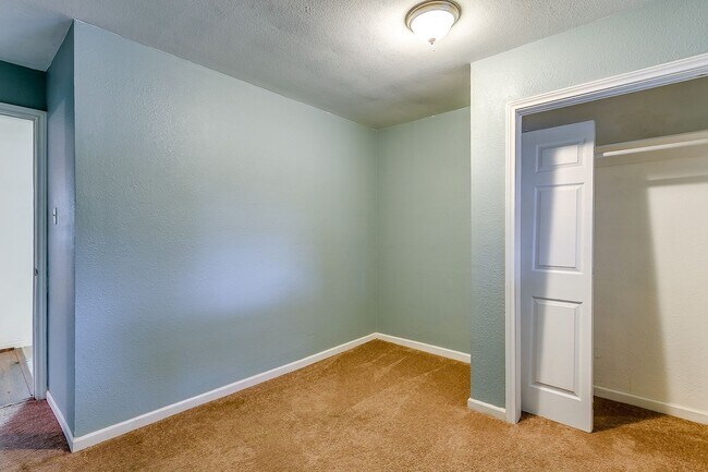 Building Photo - Ready for New Tenants- Large 3 bed, 2 bath...