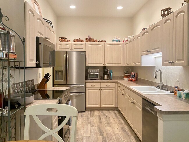 Building Photo - Seasonal Short-Term Villa located in the Auburn Cove Community with Community Pool!