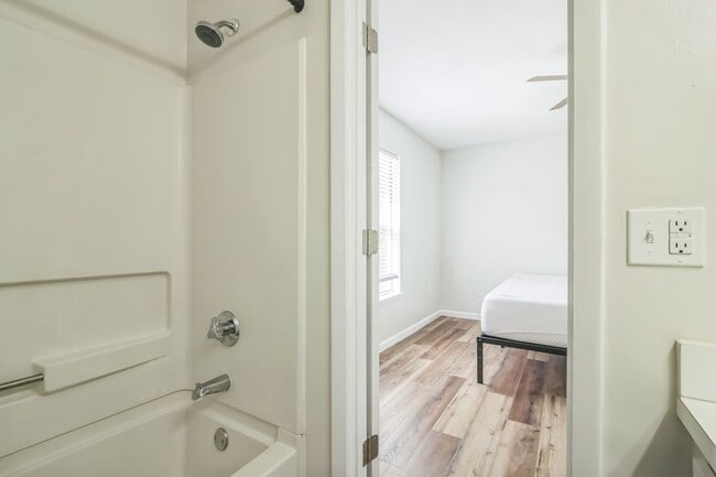 Building Photo - Furnished 4/4 University Terrace