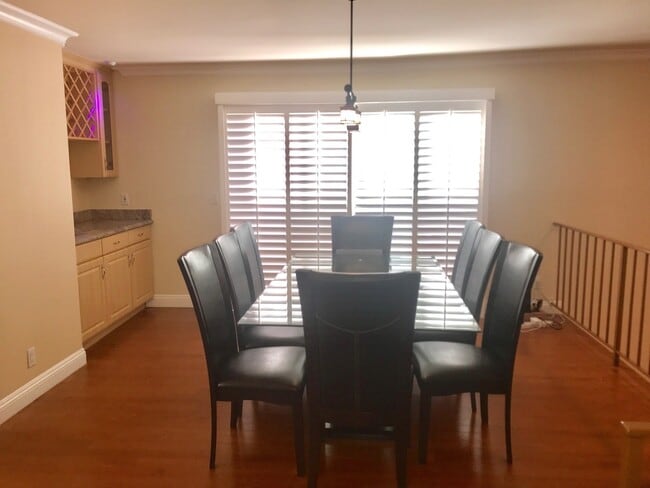 Building Photo - Beautiful and spacious multilevel townhouse in model home condition