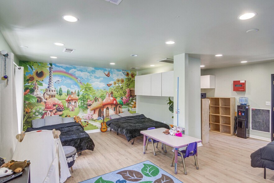 Building Photo - 3863 Broadlawn Dr