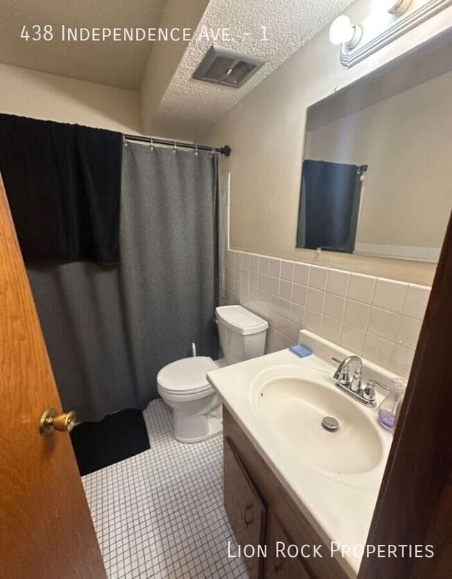 Building Photo - Charming 2-Bedroom Apartment in Champlin f...