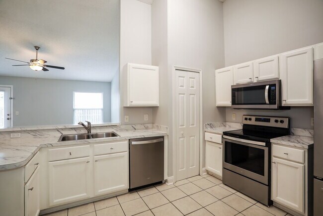 Building Photo - 7625 Dover Cliff Dr S