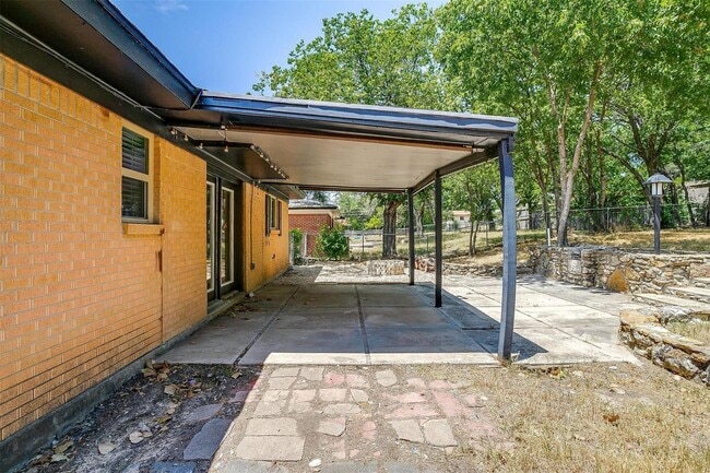 Building Photo - Amazing Home in Western Hills- 3 bed, 1.5 ...