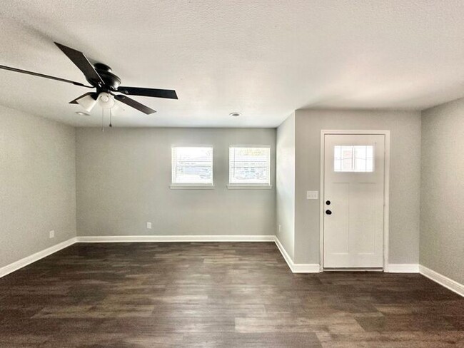 Building Photo - Available Now! Recently Remodeled 2 Bedroo...