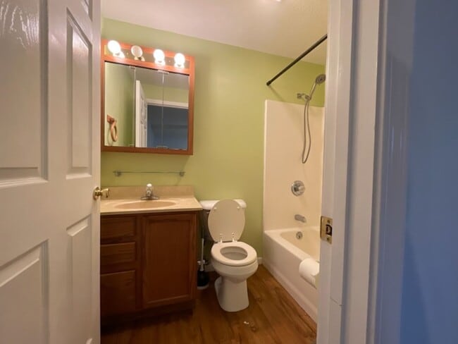 Building Photo - Spacious 3 bedroom/3 bath home