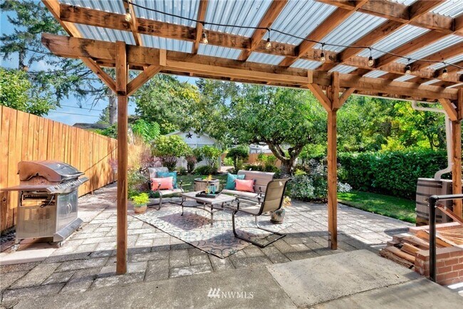 Building Photo - Beautiful Craftsman House with Large Yard and Detached Garage!
