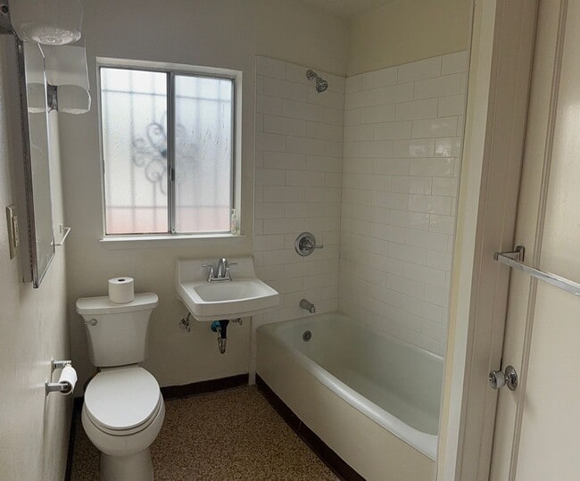 Building Photo - 4426 Shafter Ave