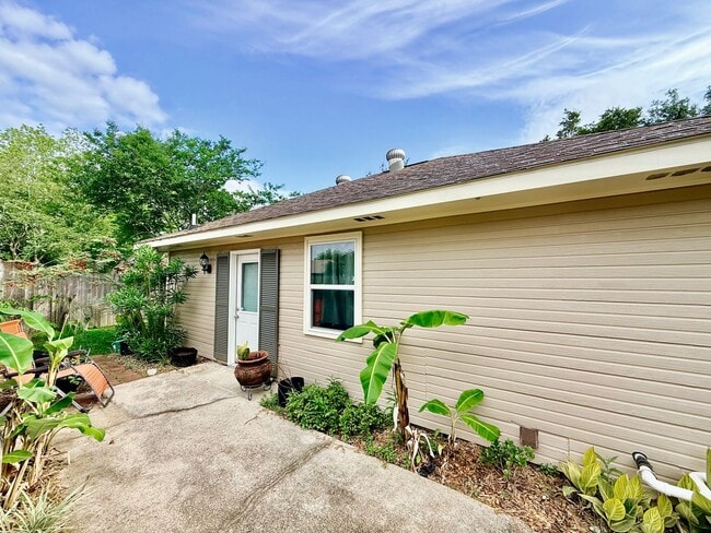 Building Photo - Elegant Cottage Retreat in Wimbledon Estates – Walk to Perkins Rowe