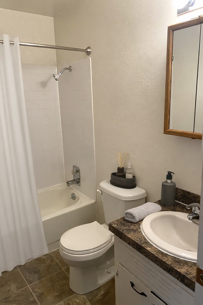 Building Photo - Half Off Your First Month = $560 Back in Your Pocket!