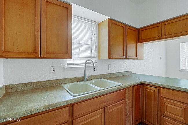 Building Photo - 3229 E Glen Dr