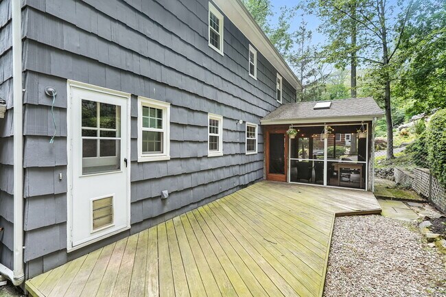 Building Photo - 163 MacGregor Dr