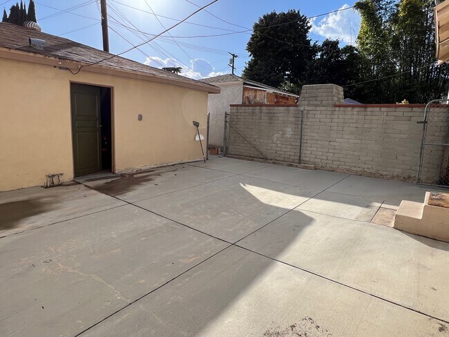 Building Photo - 706 Triana Pl