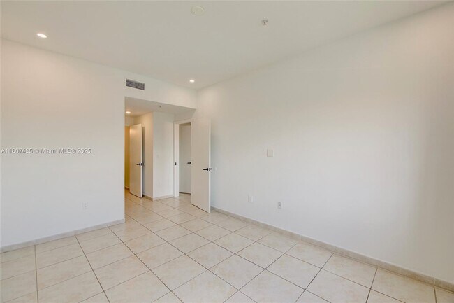 Building Photo - 7330 NW 114th Ave