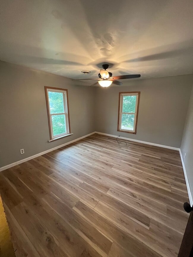 Building Photo - Spacious 4 Bedroom House