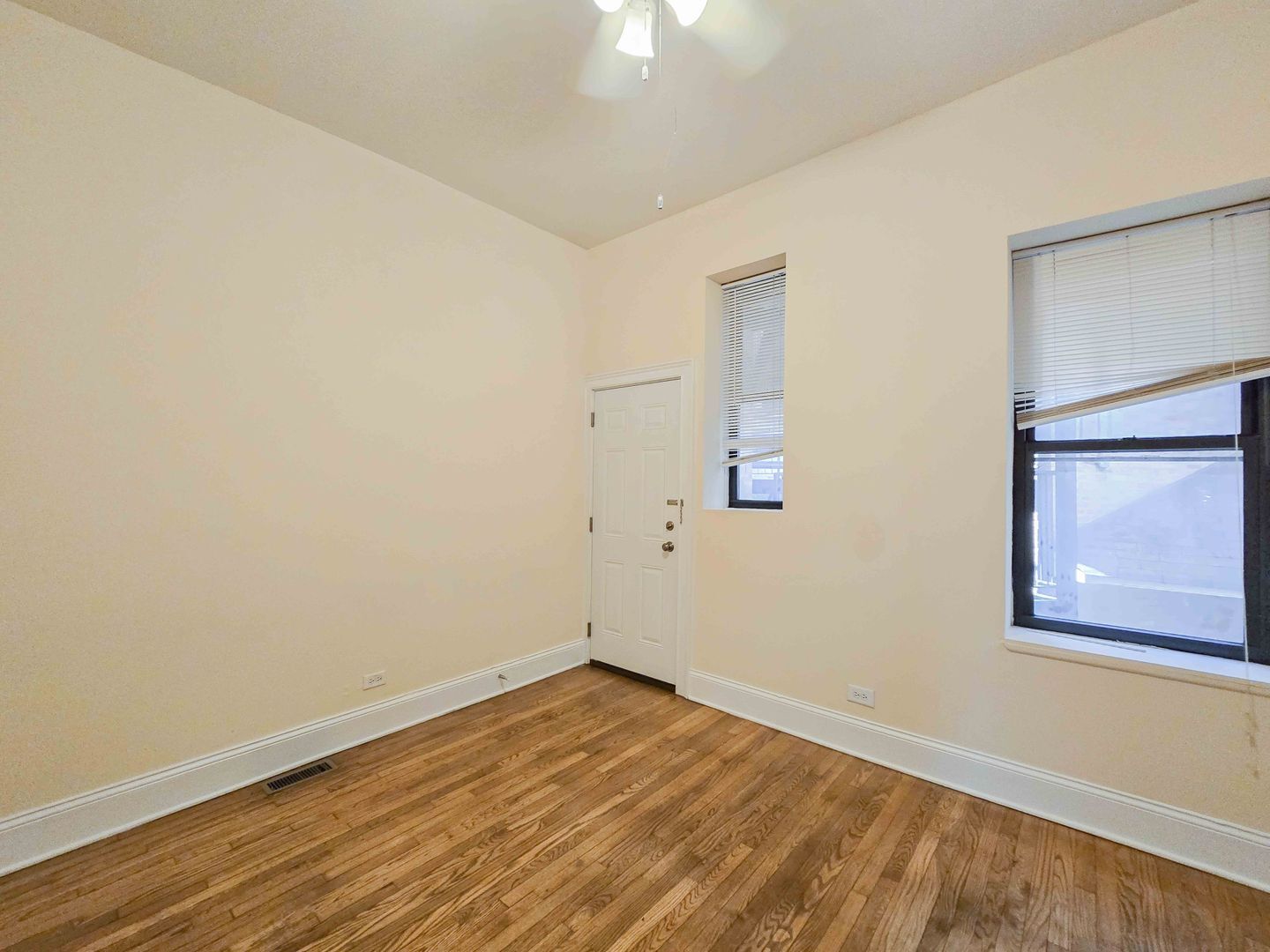 Building Photo - 877 W Lill Ave