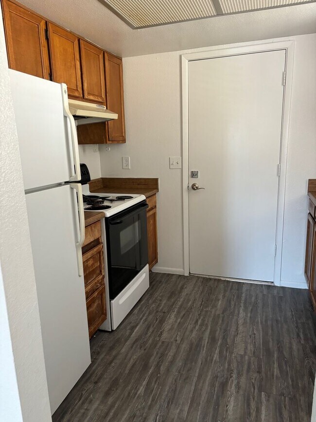 Building Photo - NICE 2 BDRM 2 BATH UNIT