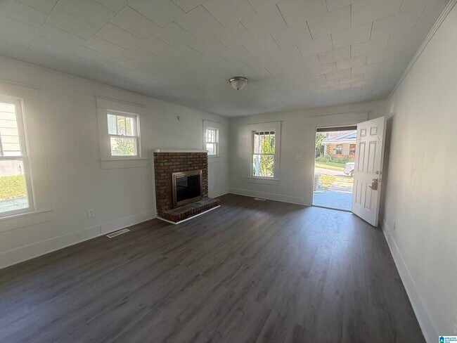 Building Photo - 1736 Mountain Dr