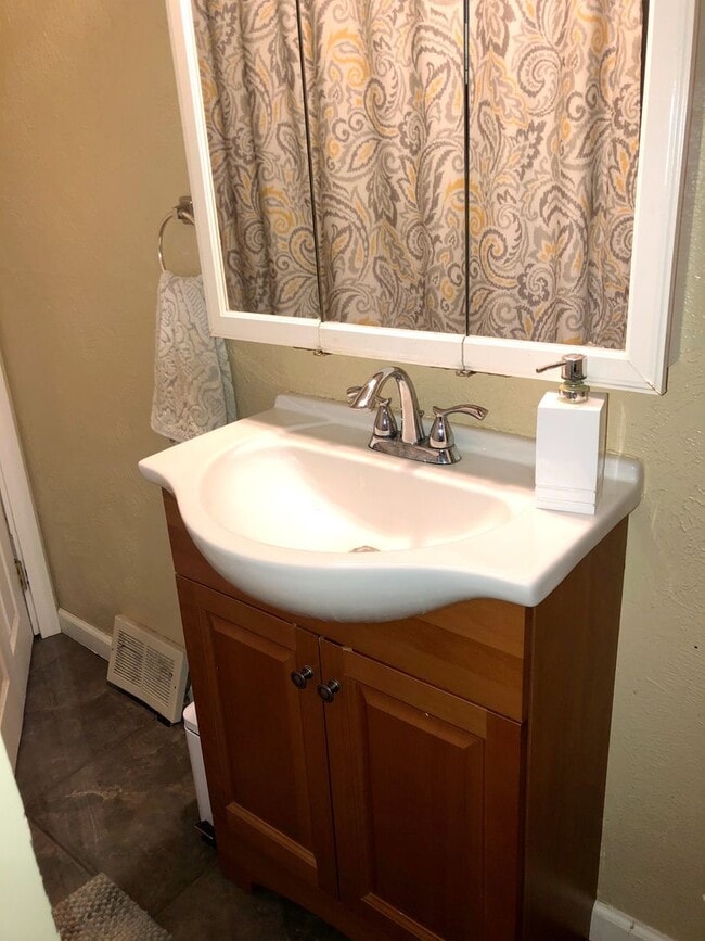 Building Photo - Huge 2 Bedroom in Mt Washington! Laundry - Central air - Available May 9th!
