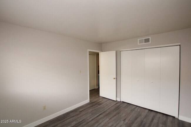 Building Photo - 3004 E Waltann Ln