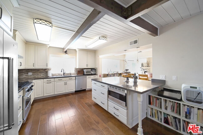 Building Photo - 2260 Los Amigos St