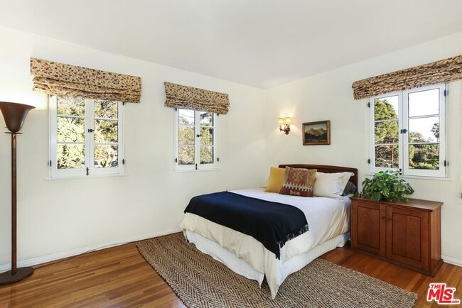 Building Photo - 2071 Escarpa Dr