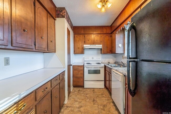 Building Photo - 6104 Meadowbrook Ln