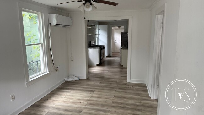 Building Photo - MOVE IN SPECIAL: $1000 OFF 1st MONTH'S RENT** and RATE DROP ALERT (was $1600/month)!