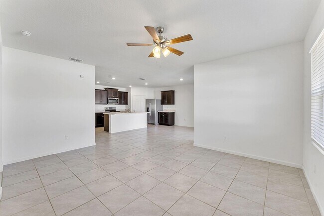 Building Photo - 357 SE Oakridge Dr