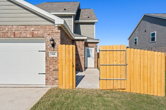 Building Photo - 1000 Camelia Grv Ct