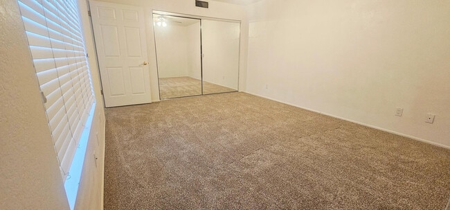 Building Photo - 333 E Lilac Dr