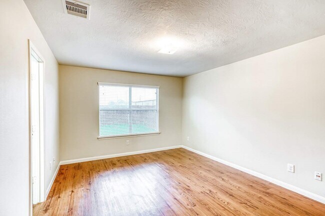Building Photo - 18746 Dennington Dr