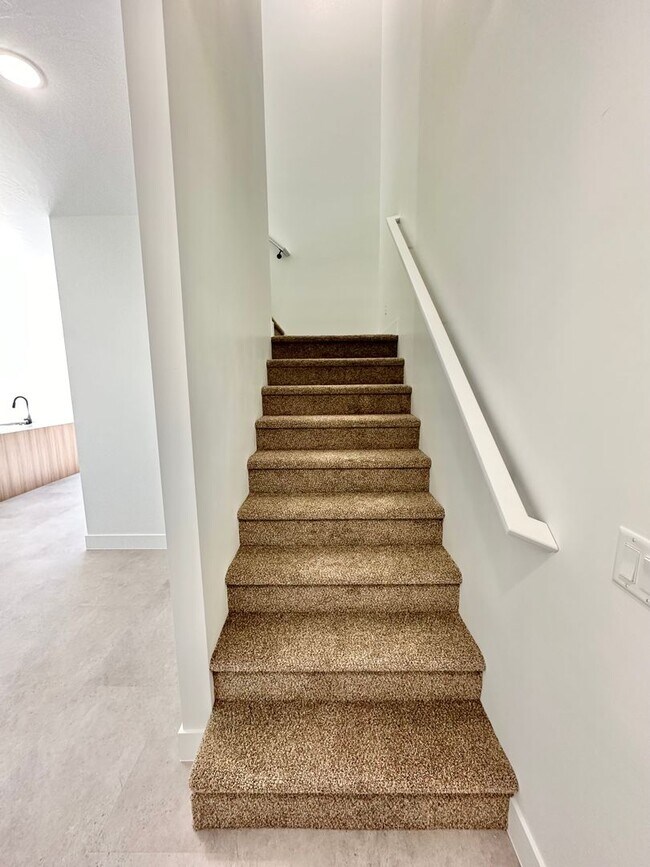 Building Photo - PET FRIENDLY!! HURRICANE TOWNHOME!