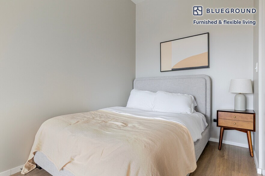 Building Photo - 211 W Scott St