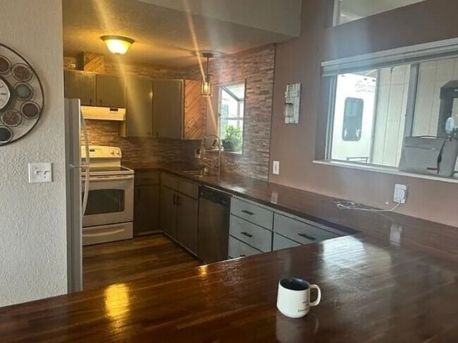 Building Photo - Beautiful country living!